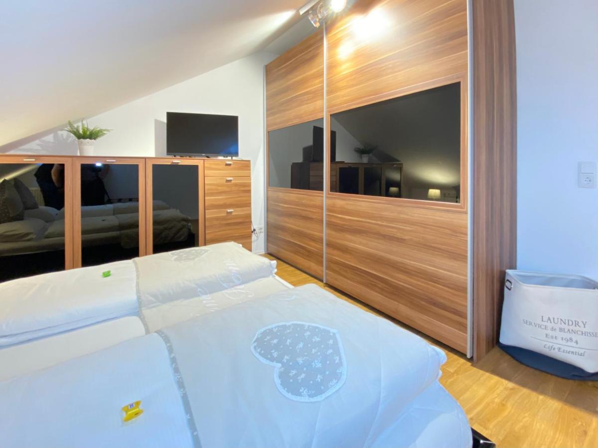 4 Zimmer Apartment, 125 Qm, Ruhig Und Zentrumsnah, Max 5 Pers, Dachterasse, Garage, 1000 Mbit Böblingen Exterior foto